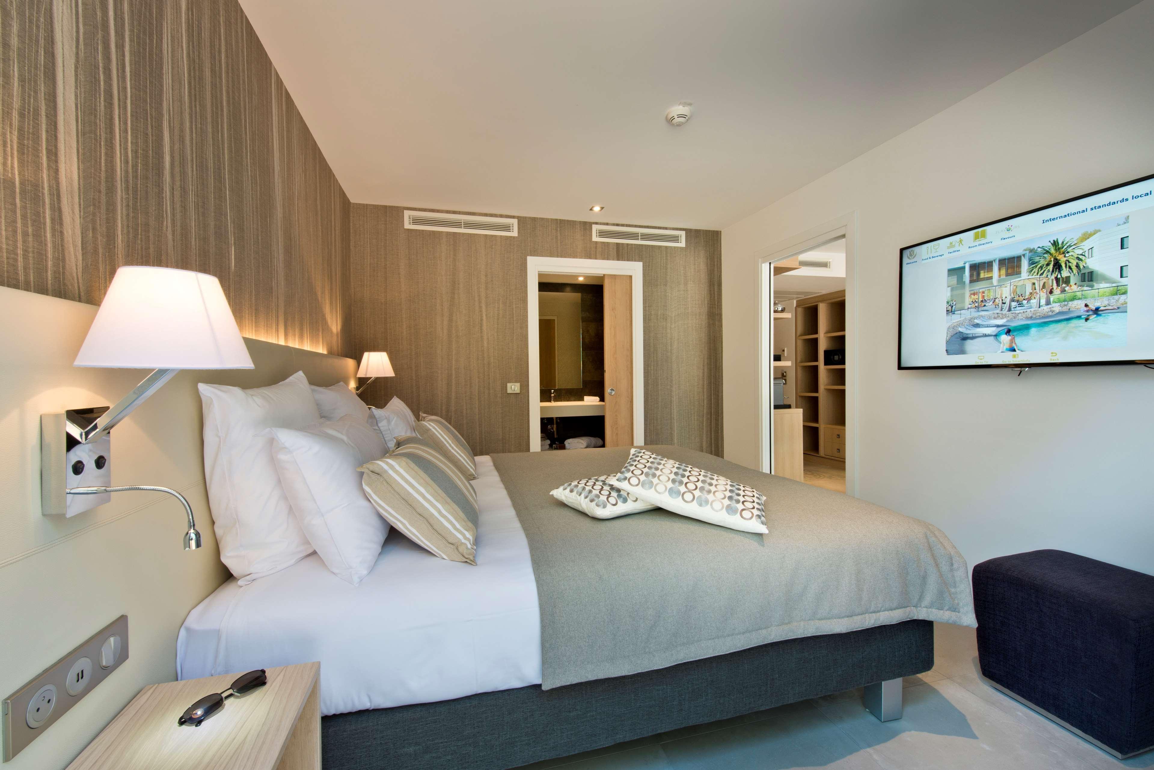Golden Tulip Sophia Antipolis - Hotel & Spa Вальбон Экстерьер фото