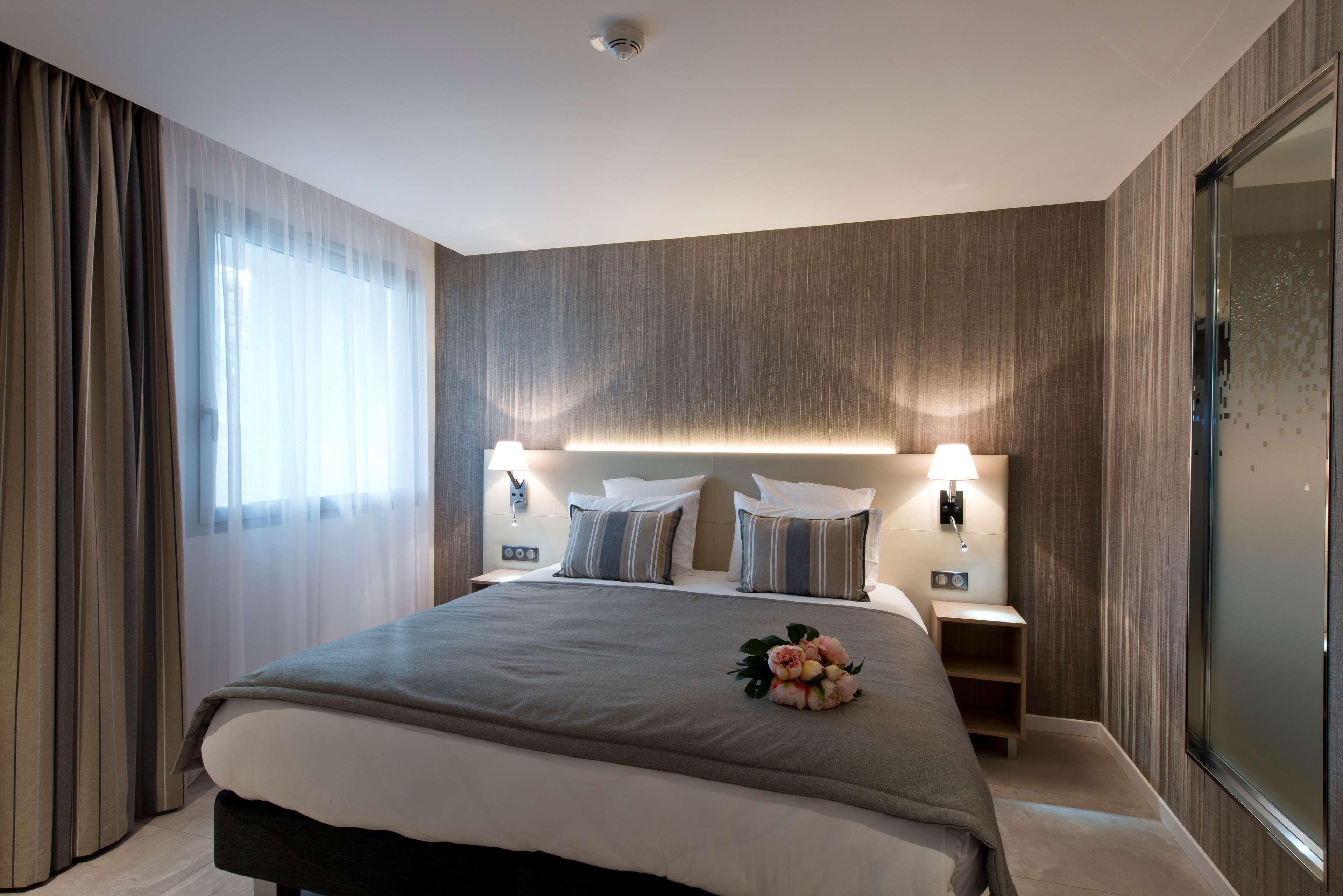 Golden Tulip Sophia Antipolis - Hotel & Spa Вальбон Экстерьер фото